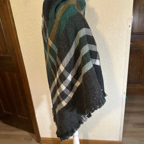 Modena Plaid Cape Poncho Scarf Shawl Women Green Brown Tan Buckle Closure Fringe - Picture 9 of 11
